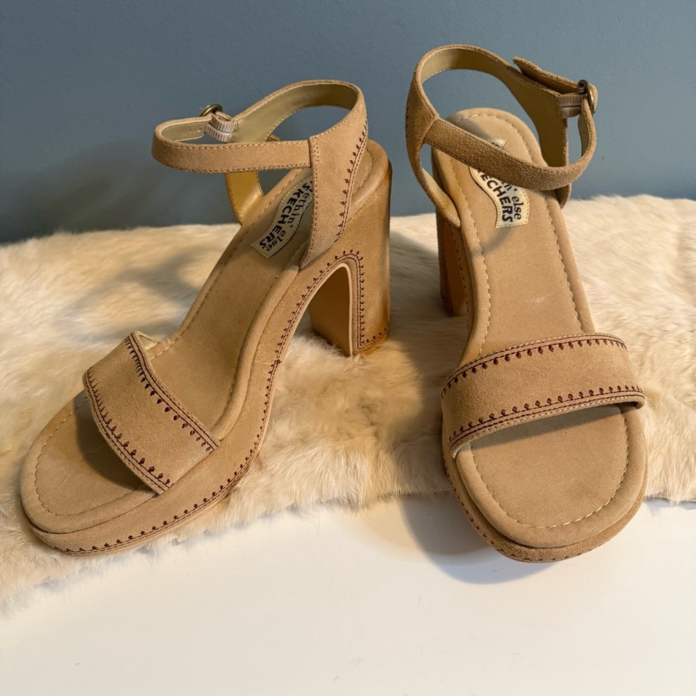 Skechers Holly Neutral Suede Platform Whipstitch Trim Sandals.